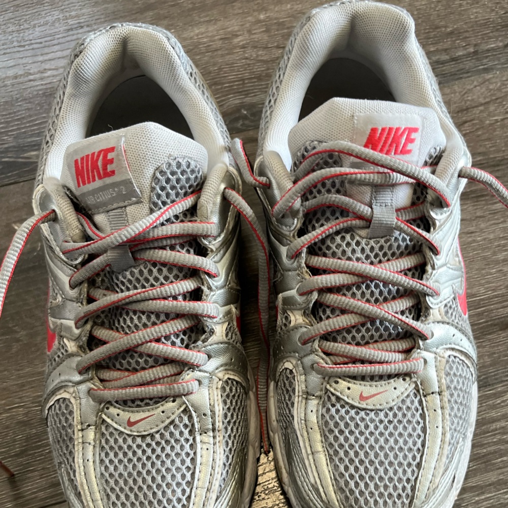 Nike Women's Gray Sneakers size 8 - Picture 6 of 9